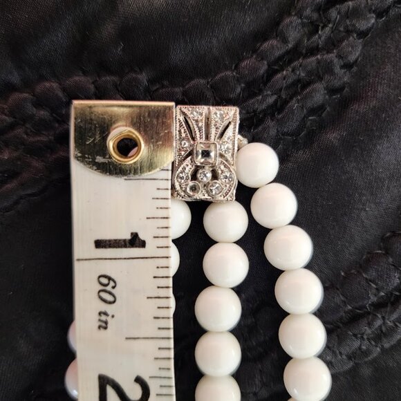 Vintage White Milk Glass Necklace - Picture 3 of 6